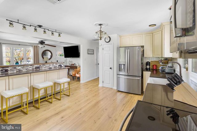 6 LINDEN AVE, Bordentown, NJ 08505