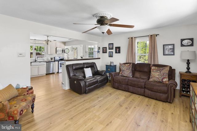 6 LINDEN AVE, Bordentown, NJ 08505
