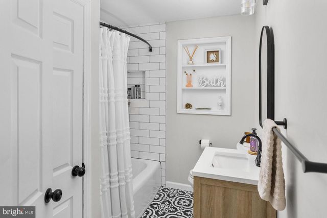 6 LINDEN AVE, Bordentown, NJ 08505