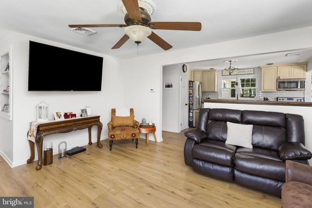 6 LINDEN AVE, Bordentown, NJ 08505