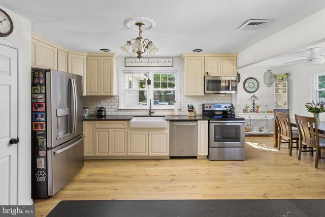 6 LINDEN AVE, Bordentown, NJ 08505