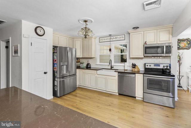 6 LINDEN AVE, Bordentown, NJ 08505