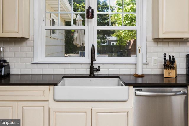 6 LINDEN AVE, Bordentown, NJ 08505