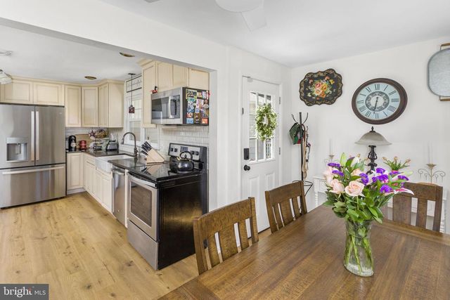 6 LINDEN AVE, Bordentown, NJ 08505