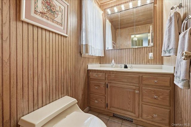 8 Andover Court, Garden City, NY 11530