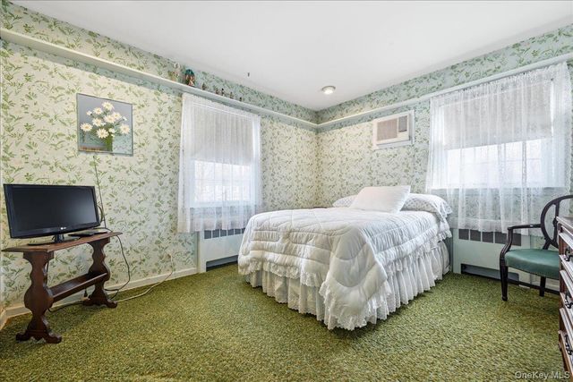 8 Andover Court, Garden City, NY 11530