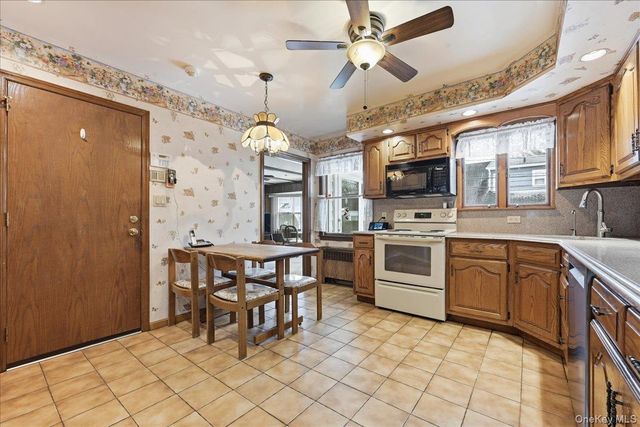 8 Andover Court, Garden City, NY 11530