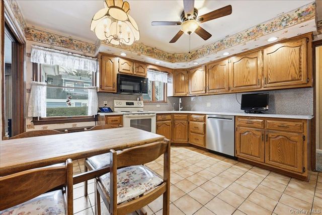 8 Andover Court, Garden City, NY 11530