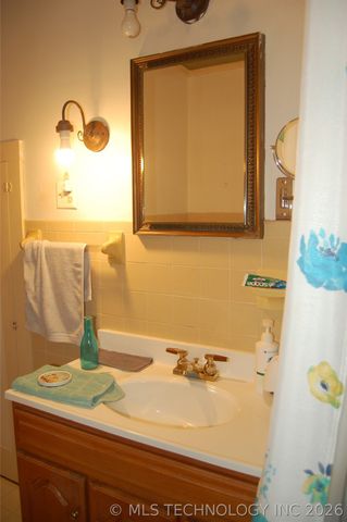 605 W Cummings Street, Henryetta, OK 74437