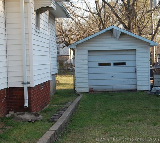 605 W Cummings Street, Henryetta, OK 74437