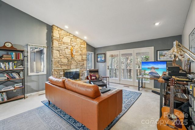 305 N Scarlet Oak Lane, Hendersonville, NC 28791