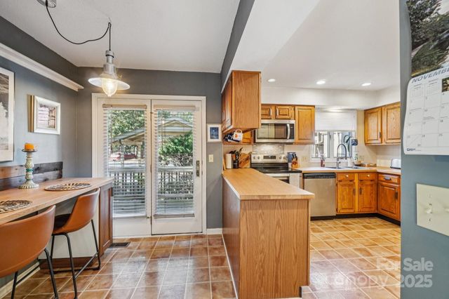 305 N Scarlet Oak Lane, Hendersonville, NC 28791