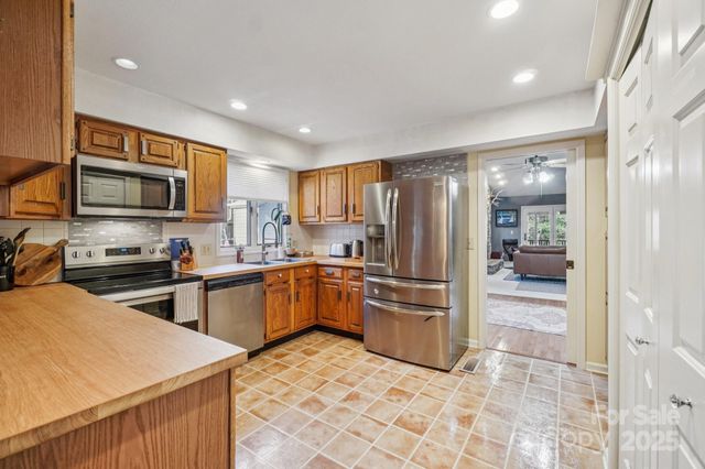 305 N Scarlet Oak Lane, Hendersonville, NC 28791