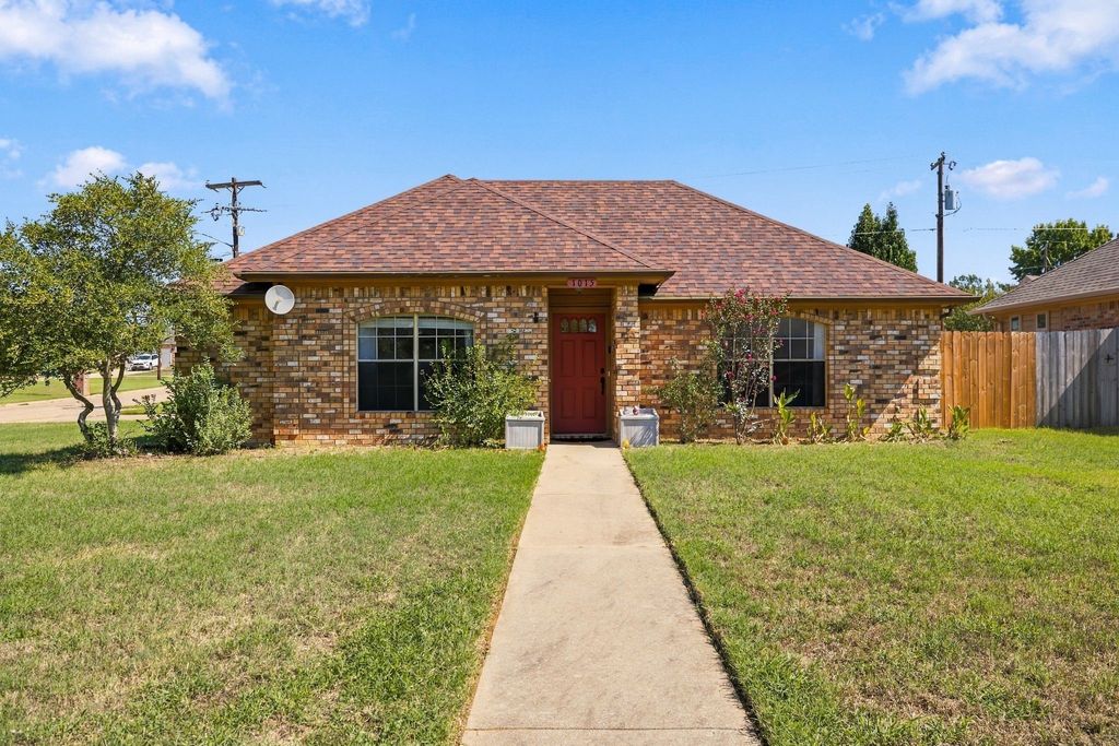 1015 Shelly Drive, Keene, TX 76031