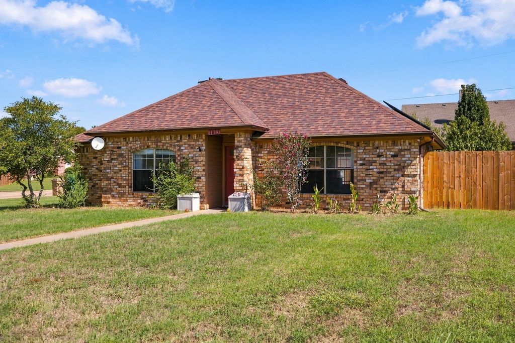 1015 Shelly Drive, Keene, TX 76031 — photo 2