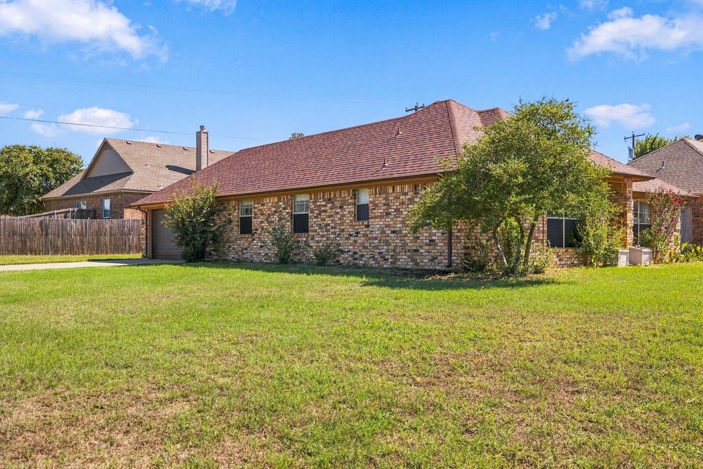 1015 Shelly Drive, Keene, TX 76031 — photo 3
