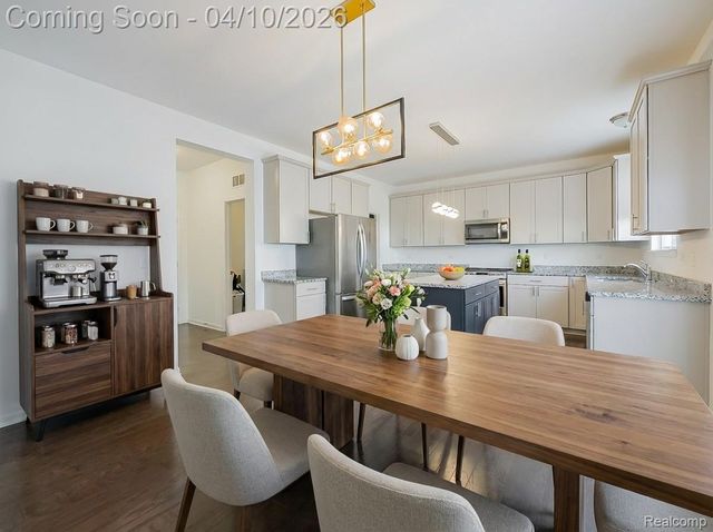 6210 S Trailwoods Drive, Ann Arbor, MI 48103