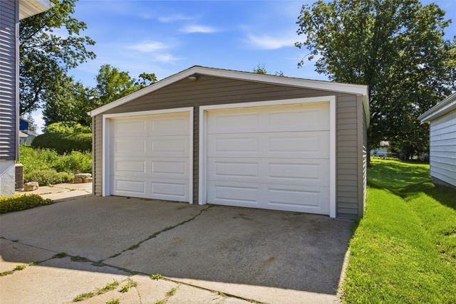 123 Edgewood Road SW, Cedar Rapids, IA 52404