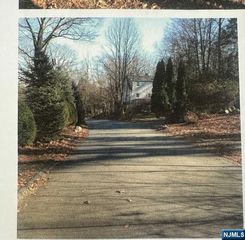 48 Overlook Road, Bloomingdale, NJ 07403