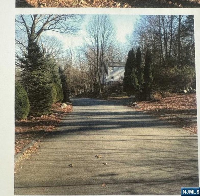 48 Overlook Road, Bloomingdale, NJ 07403
