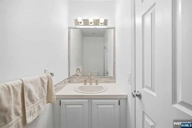 5 Mountain Ridge Road, Bloomingdale, NJ 07403