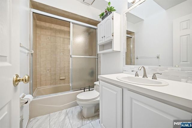 5 Mountain Ridge Road, Bloomingdale, NJ 07403