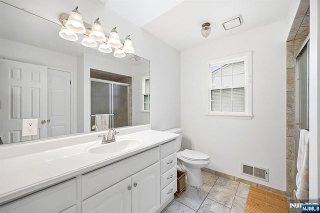 5 Mountain Ridge Road, Bloomingdale, NJ 07403