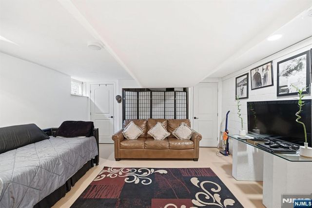 5 Mountain Ridge Road, Bloomingdale, NJ 07403