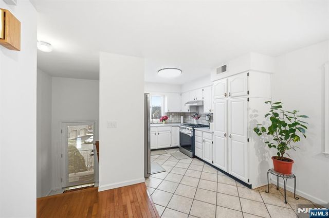 5 Mountain Ridge Road, Bloomingdale, NJ 07403