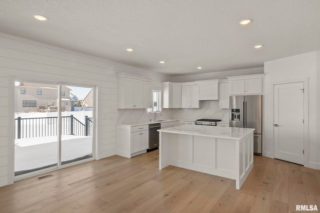 6574 Pelican Street, Bettendorf, IA 52722