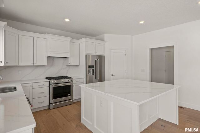 6574 Pelican Street, Bettendorf, IA 52722