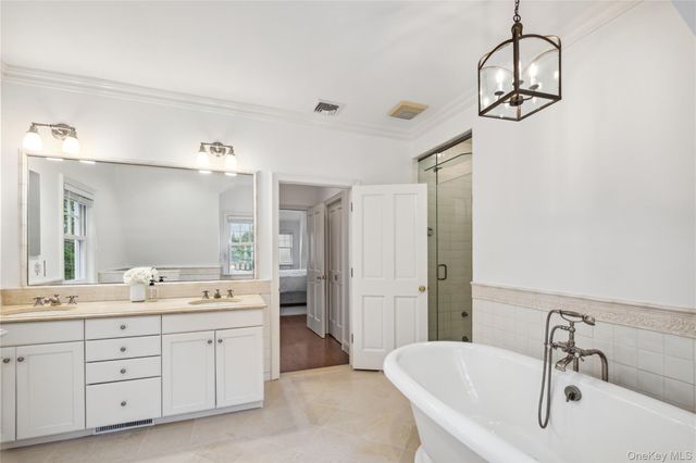 32 Pryer Lane, Larchmont, NY 10538