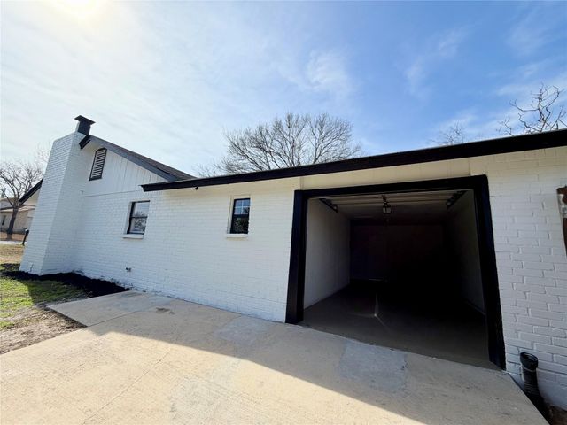 1504 Parkview LN, San Marcos, TX 78666