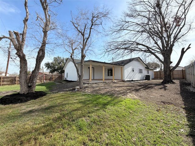 1504 Parkview LN, San Marcos, TX 78666