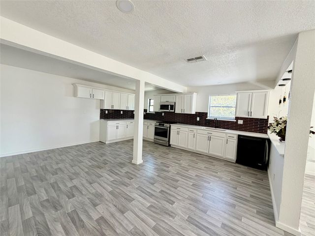 1504 Parkview LN, San Marcos, TX 78666