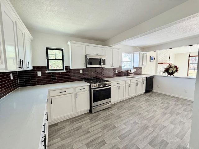 1504 Parkview LN, San Marcos, TX 78666