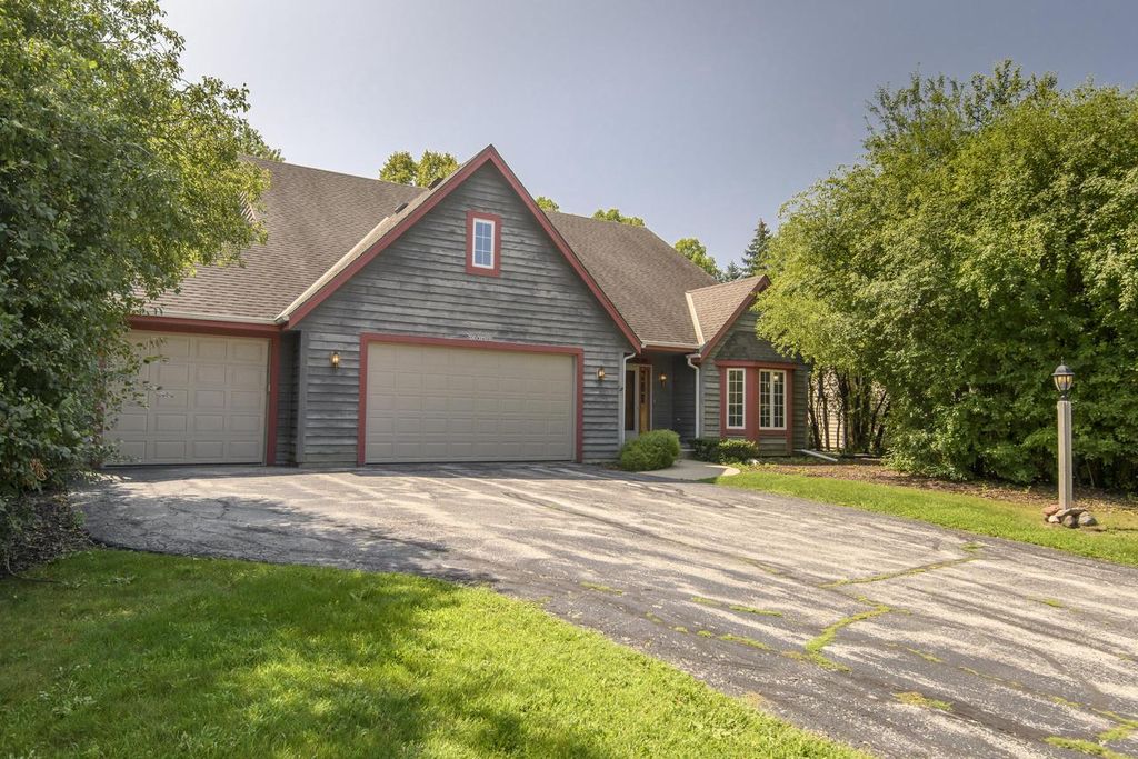 N52W14305 Thornhill DRIVE, Menomonee Falls, WI 53051