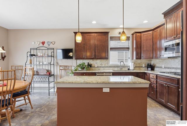 2231 Glacier Drive, Papillion, NE 68046