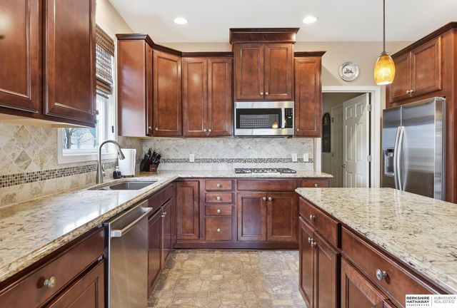 2231 Glacier Drive, Papillion, NE 68046