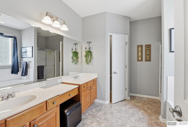 2231 Glacier Drive, Papillion, NE 68046