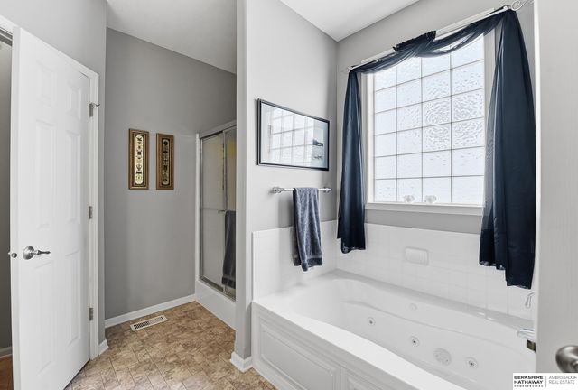 2231 Glacier Drive, Papillion, NE 68046