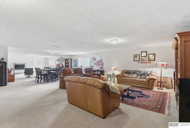 2231 Glacier Drive, Papillion, NE 68046