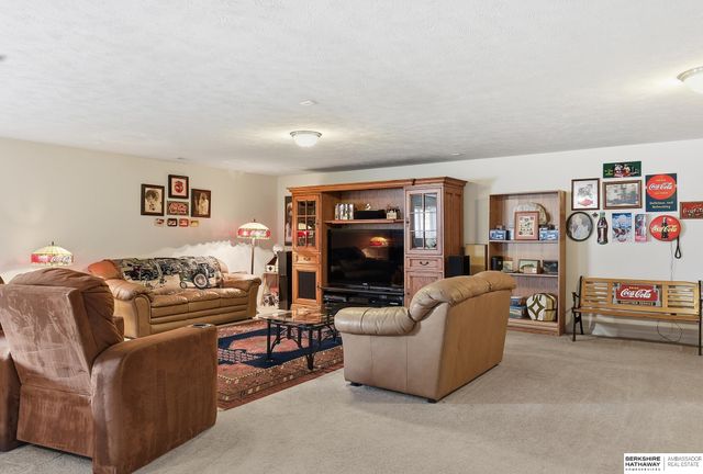 2231 Glacier Drive, Papillion, NE 68046