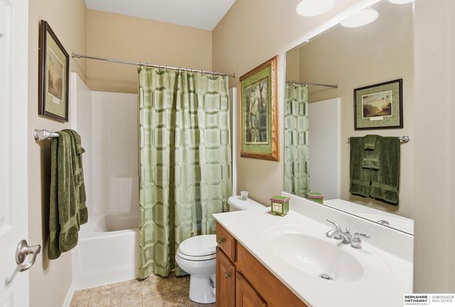 2231 Glacier Drive, Papillion, NE 68046