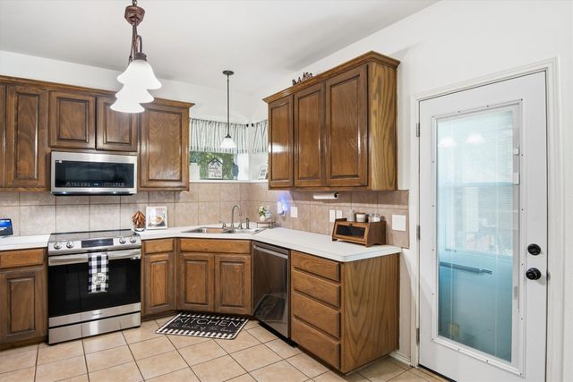 613 Dorchester Lane, Mansfield, TX 76063