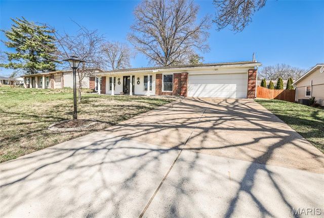 4839 Hursley Drive, St Louis, MO 63128