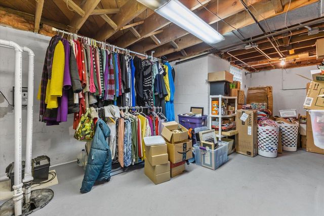 1636 S Triangle AVENUE, New Berlin, WI 53151