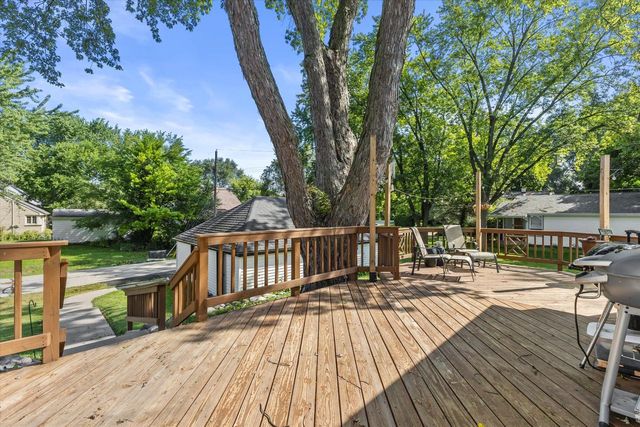 1636 S Triangle AVENUE, New Berlin, WI 53151