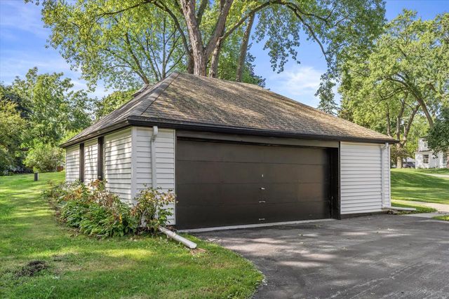 1636 S Triangle AVENUE, New Berlin, WI 53151
