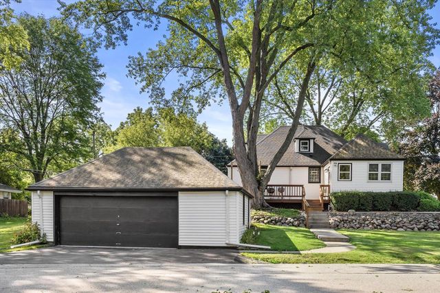 1636 S Triangle AVENUE, New Berlin, WI 53151